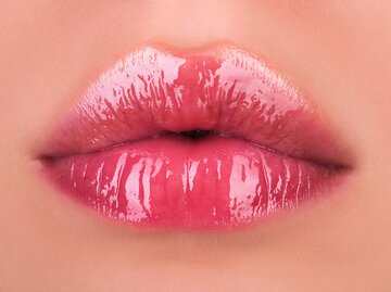 Close-up von glänzenden Lippen mit Lipgloss | © AdobeStock/Volodymyr