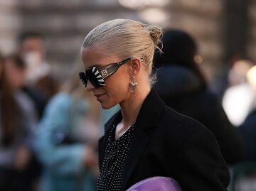 Caro Daur trägt auf der Paris Fashion Week ihre Haare zu einem Sleek Bun. | © Getty Images/Jeremy Moeller 