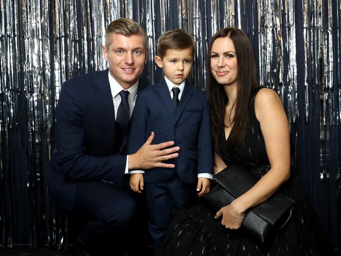 Toni Kroos mit Sohn Leon und seiner Frau Jessica | © gettyimages.de | Alexander Hassenstein - FIFA 