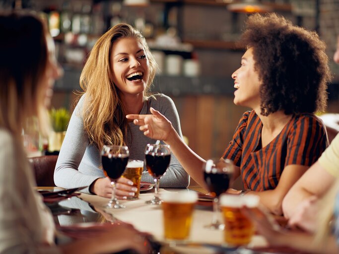 Multikulturelle Freunde, gute Zeit im Restaurant | © iStock | millann