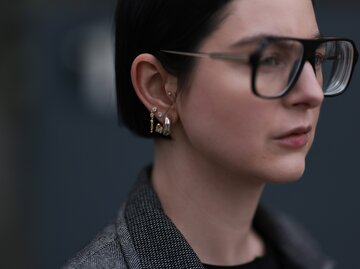 Junge Frau mit Brille & dem angesagten "Prada Bob" | © GettyImages/Jeremy Moeller / Kontributor