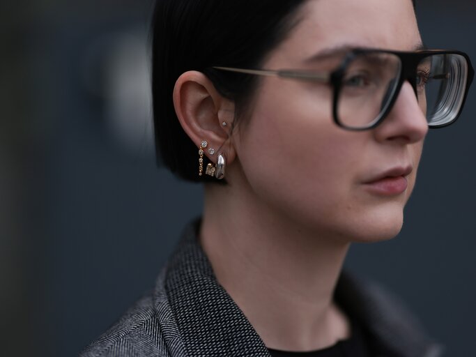 Junge Frau mit Brille & dem angesagten "Prada Bob" | © GettyImages/Jeremy Moeller / Kontributor