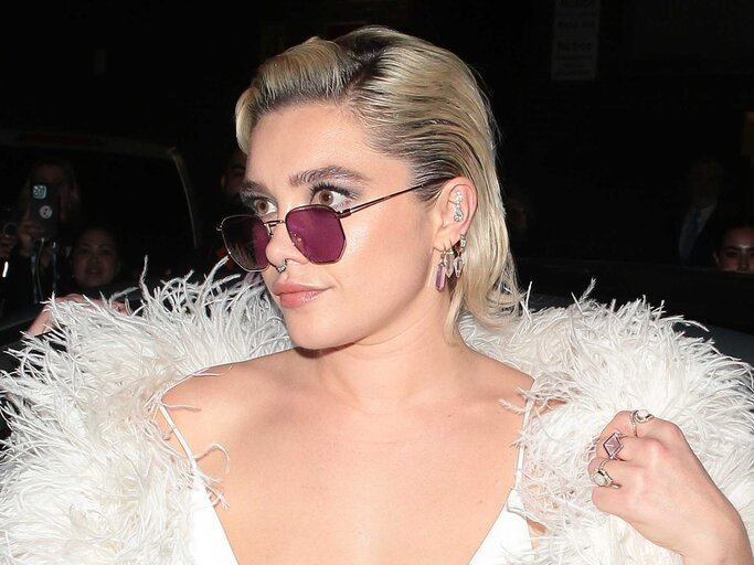 Florence Pugh trägt eine blonde Kurzhaarfrisur | © Getty Images/Neil Mockford/Ricky Vigil M