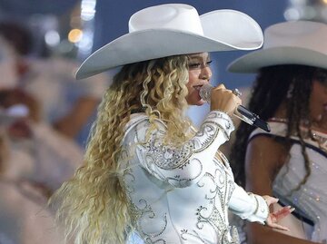 Sängerin Beyoncé performt bei einem Auftritt mit blonder Lockenmähne | © Getty Images/Alex Slitz 