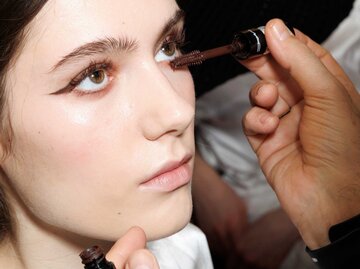 Model werden die Wimpern getuscht | © Getty Images/Rosdiana Ciaravolo 