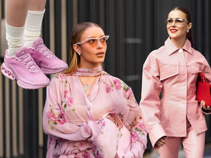 Streetstyle einer Frau in einem Rosa Outfit mit Blumen und einer Rosa Brille, eine Frau mit rosa Hosenanzug, Rosa Sneaker. | © Getty Images/Edward Berthelot/Raimonda Kulikauskiene