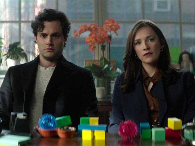 Penn Badgley und Charlotte Ritchie in der fünften Staffel You auf Netflix | © NETFLIX