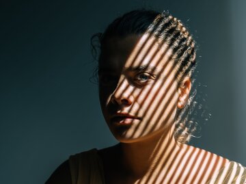 Portrait einer Frau mit Schatten im Gesicht | © GettyImages/	Tatiana Maksimova