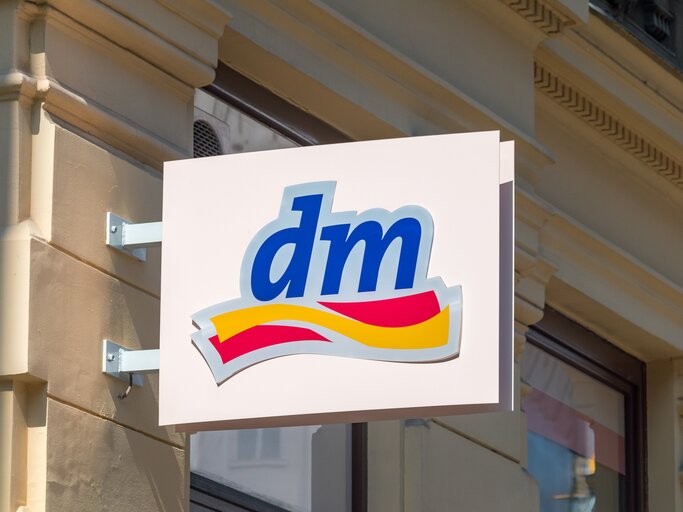 Schild mit dm Logo | © Adobe Stock/Robson90