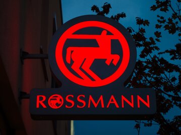 Rossmann Logo dunkel mit Blättern | © Adobe Stock/Sergey Kohl