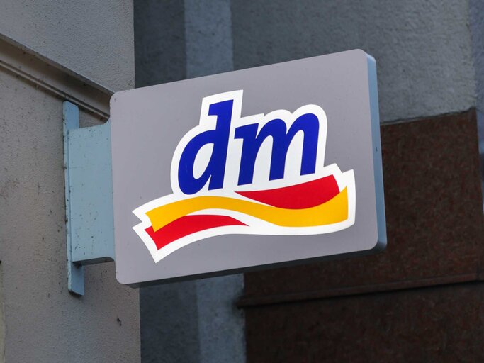 dm Logo einer Filiale | © Getty Images/Jeremy Moeller