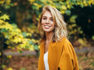 Blonde Frau mit Fallayage Haar-Trend | © Getty Images/CoffeeAndMilk