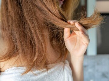 Frau mit krausigen Haaren | © Getty Images/Boy_Anupong