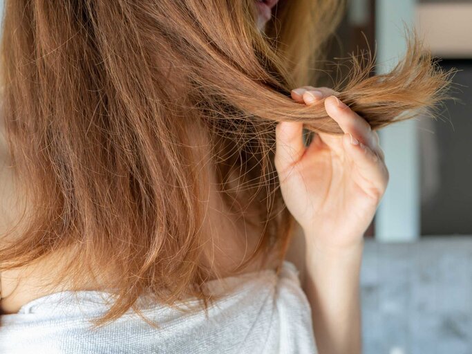 Frau mit krausigen Haaren | © Getty Images/Boy_Anupong