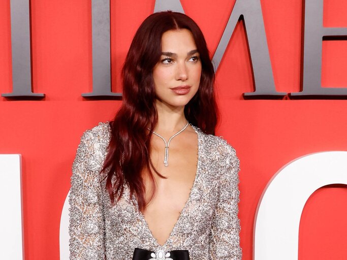 Dua Lipa mit Cherry Cola Haaren | © Getty Images/Taylor Hill 