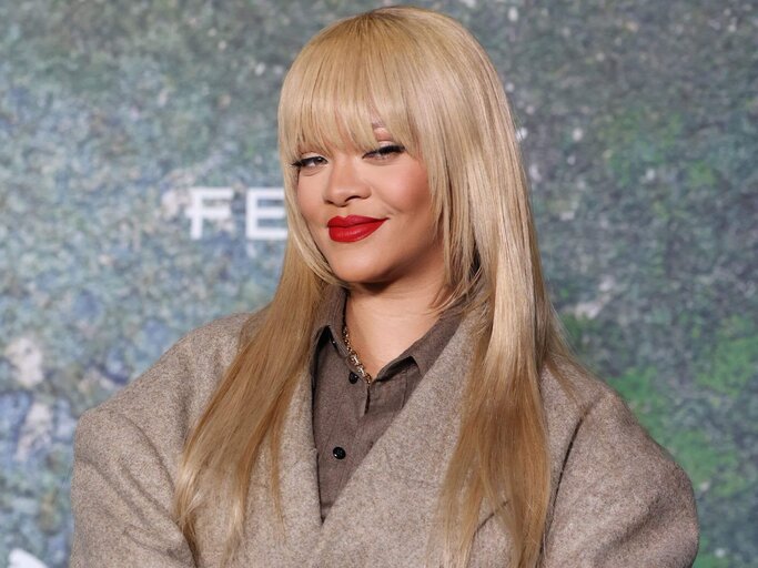 Rihanna mit Waterfall Fringe | © Getty Images/Neil Mockford