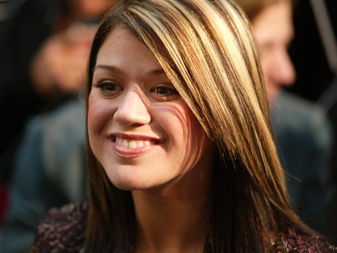 Kelly Clarkson mit breiten Strähnen im Jahr 2002 | © Imago Images/Anthony Dixon/Avalon