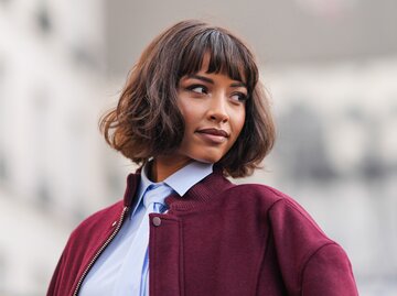 Streetstyle von Flora Coquerel mit Bob-Frisur | © Getty Images/Edward Berthelot