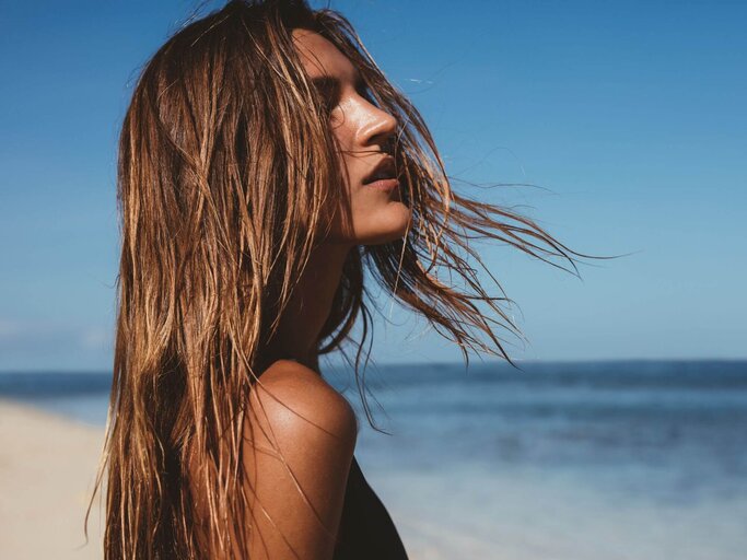 Person mit langen Haaren in Sonne | © Getty Images/Jacob Ammentorp Lund