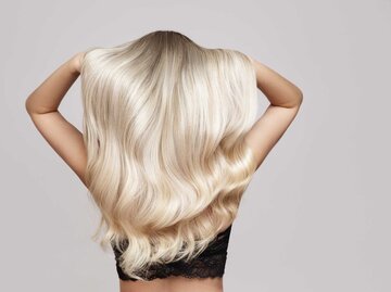 Frau mit schönen blonden Haaren von hinten | © Adobe Stock/Alena