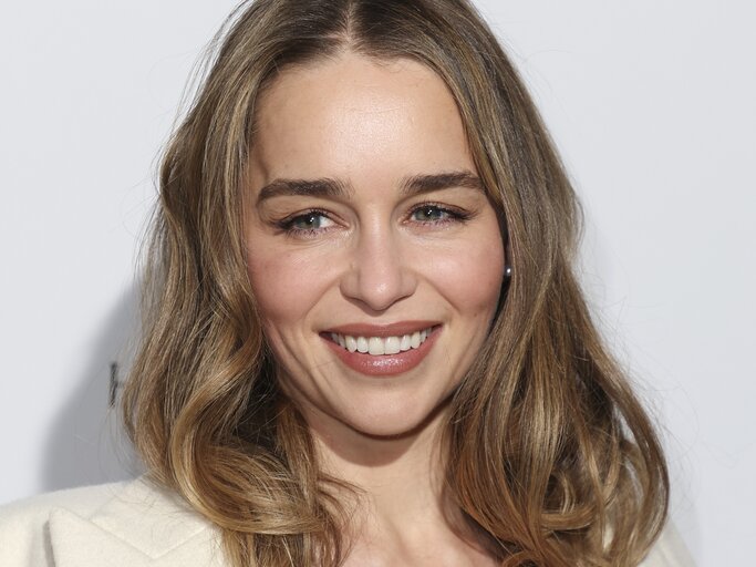 Portait von Emilia Clarke mit blond-braunen Haaren | © Getty Images/Mike Marsland