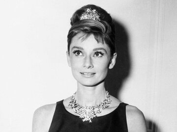 Schwarz-weiß-Bild von Audrey Hepburn mit Hochsteckfrisur und Diadem | © Getty Images/Bettmann 