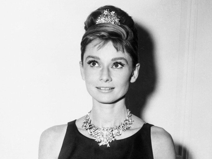 Schwarz-weiß-Bild von Audrey Hepburn mit Hochsteckfrisur und Diadem | © Getty Images/Bettmann 