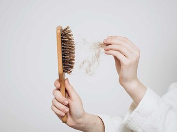 Haarbürste voller Haare | © Adobe Stock/SHOTPRIME STUDIO
