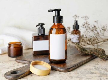 Shampoo Flaschen im Badezimmer | © Adobe Stock/Pixel-Shot