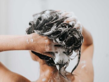 Frau wäscht sich unter der Dusche die Haare | © Adobe Stock/sarayutsridee