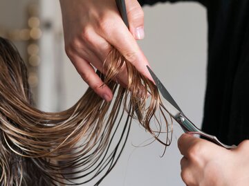 Haare werden geschnitten. | © Adobe Stock/ub-foto