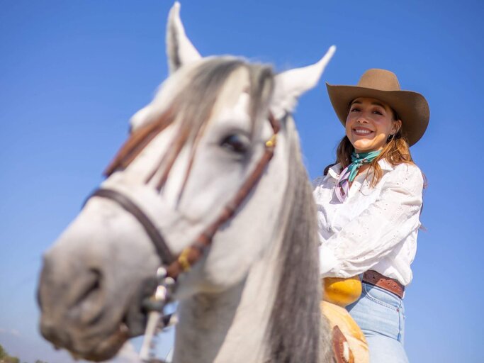 Person auf Pferd | © Getty Images/Gerardo Huitrón