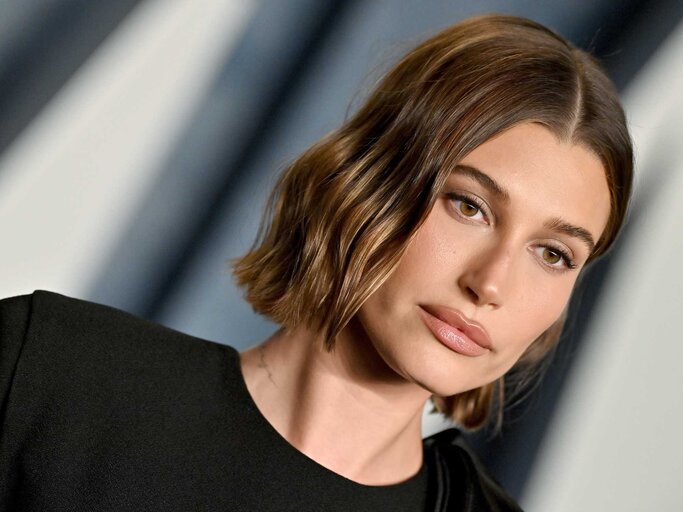 Hailey Bieber trägt kurzen Bob mit Soft Waves | © Getty Images/Axelle/Bauer-Griffin