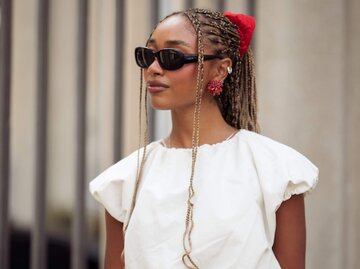 Person mit rotem Scrunchie | © Getty Images/Raimonda Kulikauskiene