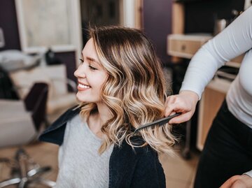 Frau bekommt die Haare beim Frisör gemacht | © Adobe Stock/hedgehog94