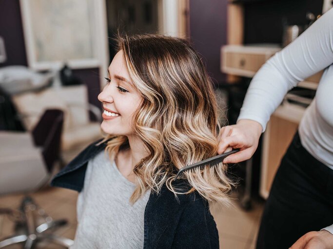 Frau bekommt die Haare beim Frisör gemacht | © Adobe Stock/hedgehog94