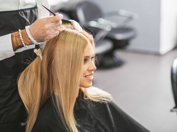 Blonde Frau sitzt beim Friseur | © Adobe Stock/Yakobchuk Olena