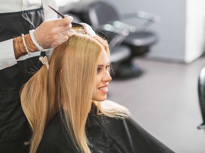 Blonde Frau sitzt beim Friseur | © Adobe Stock/Yakobchuk Olena