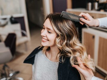 Frau werden die Haare im Friseursalon gekämmt | © Adobe Stock/hedgehog94