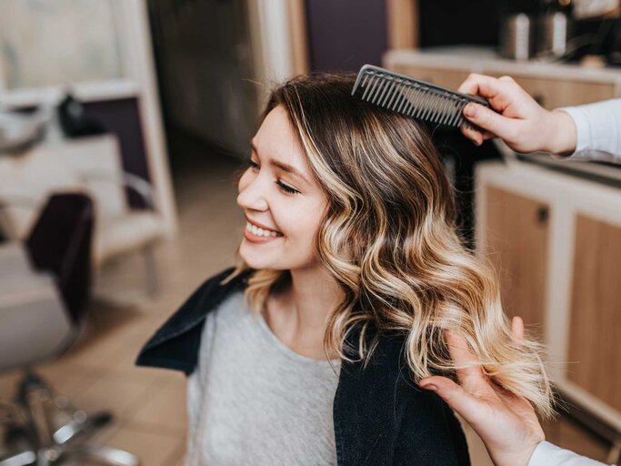 Frau werden die Haare im Friseursalon gekämmt | © Adobe Stock/hedgehog94