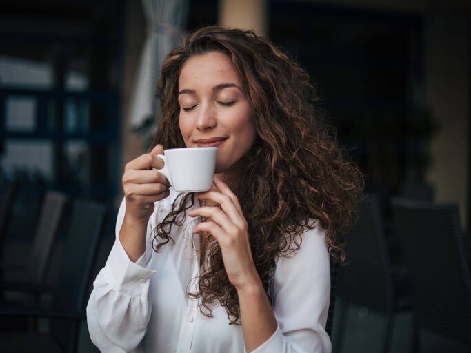 Person mit Kaffeetasse | © Getty Images/milorad kravic