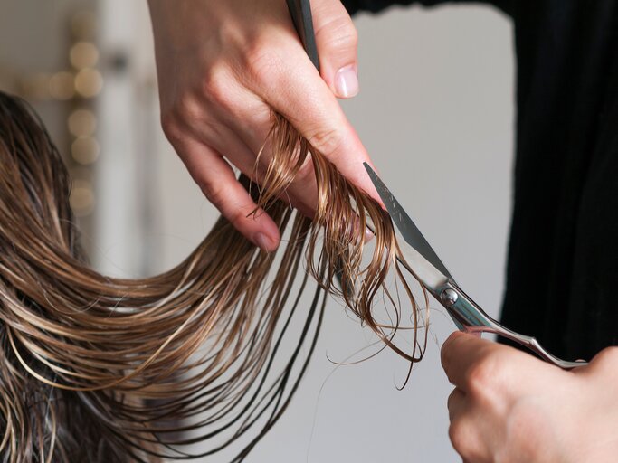 Frau beim Friseur | © Adobe Stock/ub-foto