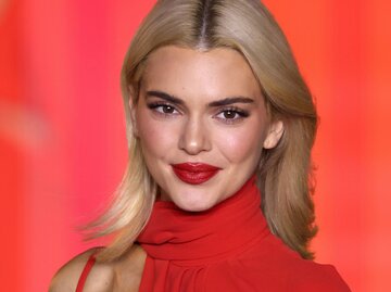 Kendall Jenner mit blonden Haaren und braunem Ansatz | © Getty Images for L'Oréal Paris/Pietro S. D'Aprano