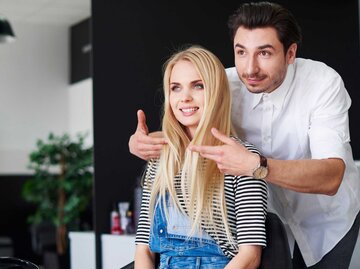 Frau beim Friseur bekommt Dry Cutting. | © Getty Images/Westend61