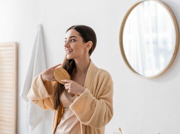 Frau kämmt sich die Haare | © Adobe Stock/LIGHTFIELD STUDIOS