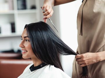 Frau lässt sich die Haare schneiden | © Adobe Stock/Prostock-studio