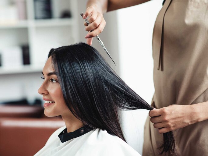 Frau lässt sich die Haare schneiden | © Adobe Stock/Prostock-studio