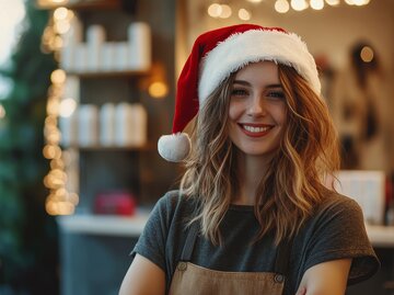 Friseurin mit Weihnachtsmütze | © Adobe Stock/atipong/Generiert mit KI