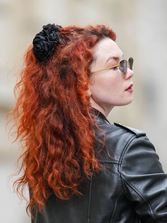 Person mit Scrunchie-Frisur | © Getty Images/Edward Berthelot