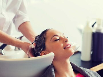 Junger Frau werden die Haare beim Friseur gewaschen | © Adobe Stock/Syda Productions